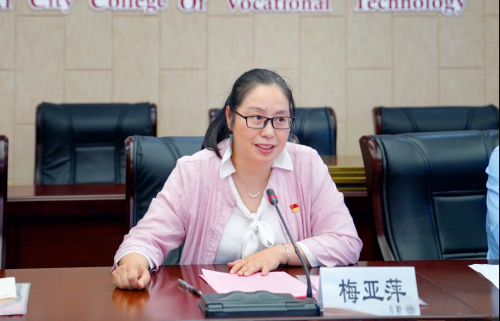 梅校长讲话.png
