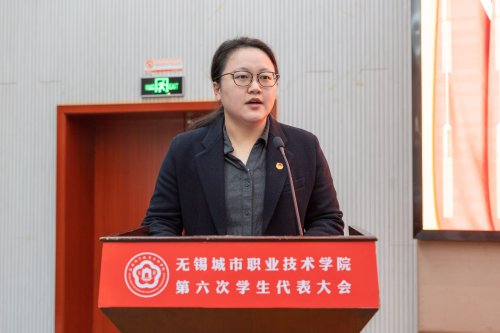 团市委学少部吴卉君宣读贺信.jpg