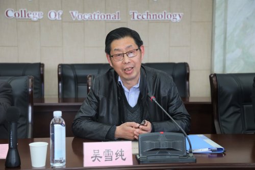 校领导吴雪纯主持洽谈会.jpg
