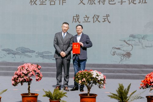 颁发校方班主任证书.jpg