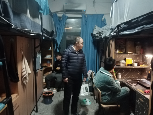 1680240565789819.png 辅导员深入宿舍.png