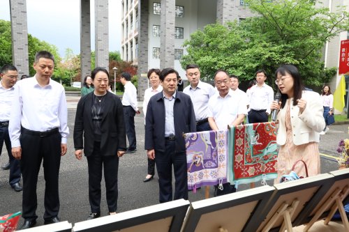 传艺参观.JPG