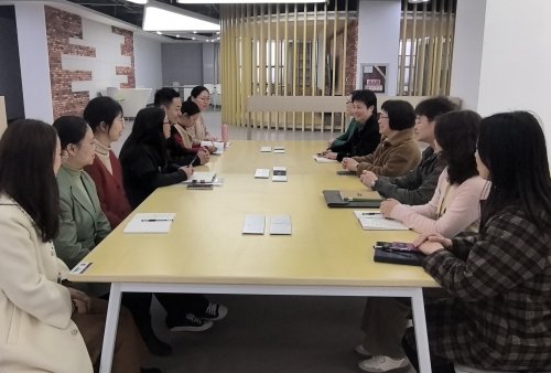 1711521847524615.jpg 图4 苗雪红教授与我校学前教育专业教学团队座谈交流.jpg